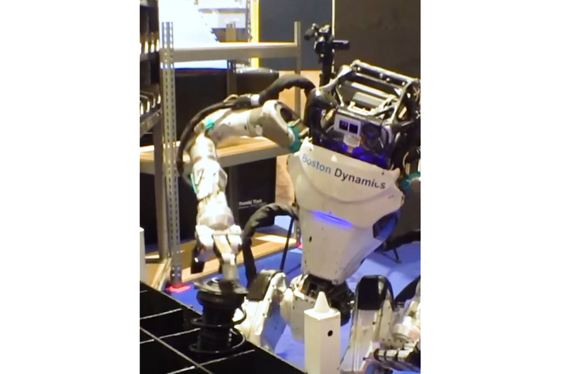 ヒト型ロボ「Atlas」 14kgの自動車部品を取り出し運ぶ作業を披露。Boston Dynamicsが動画公開 画像
