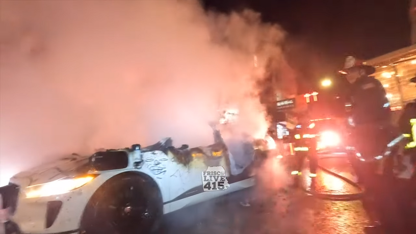 無人の自動運転車を暴徒が破壊・放火。サンフランシスコでWaymoのロボタクシーが被害に 画像