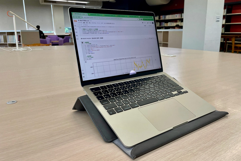 スタンドになる本革ノートPCスリーブ n max n Fleeveレビュー。肩こり対策やリモート会議の映り改善にもおすすめ(村上タクタ) 画像