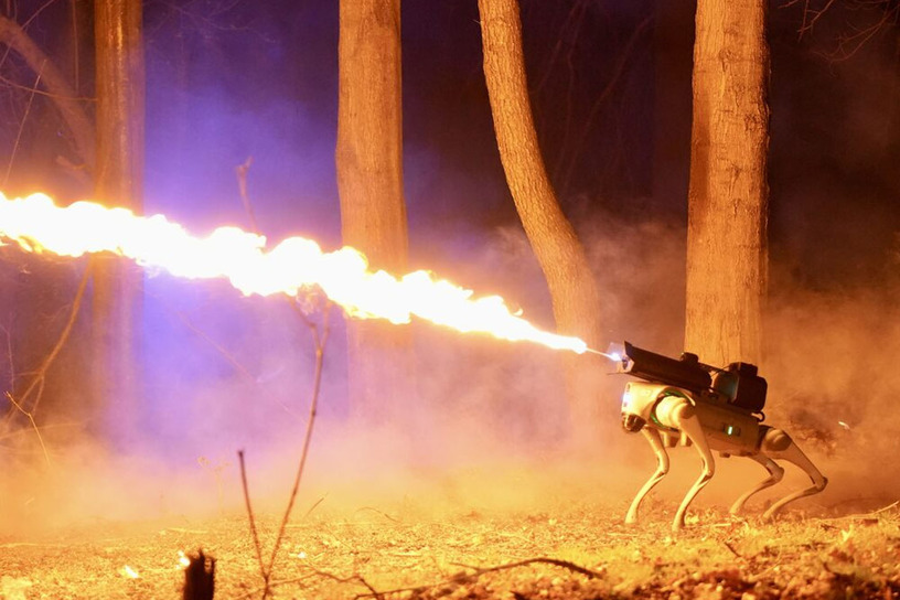 火炎放射器つきロボ犬、米国で発売。スマホで操作対応、用途は「山火事の予防」? 画像