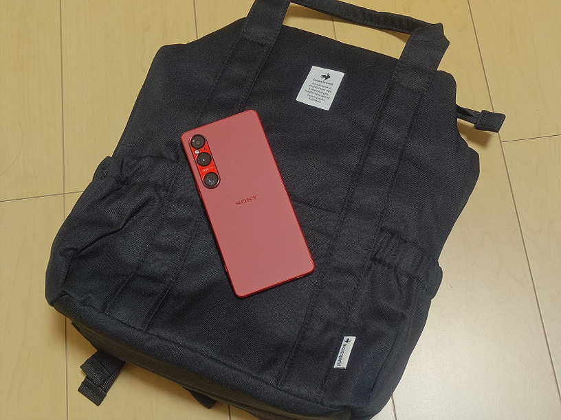 真っ赤なあのスマホとガジェットがたんまりと入るリュック(2024年ベストバイ) 画像
