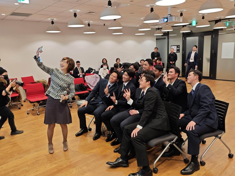 ベイスターズ新入団選手が南場会長と名刺交換。ルーキーが知らなかった「DeNAってなんの会社?」をオーナー自ら熱血講義 画像