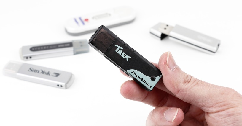 USBメモリーの元祖!? 直接USBに挿せるフラッシュメモリードライブ「ThumbDrive」(8~512MB、2000年頃~):ロストメモリーズ File042 画像