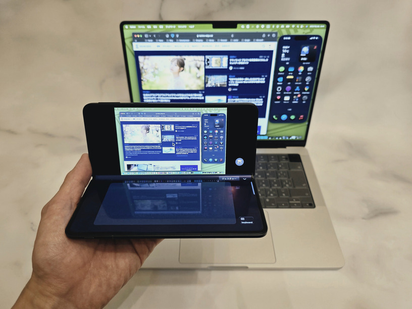 世界中のギークが一度だけ試した気がするOPPO Find N5の“手のひらMacBook”(ショート動画) 画像