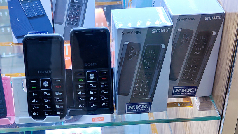 10年前のSOMY？ イスタンブールのスマホビルで見つけた怪しすぎるスマホ・ケータイ（スマホ沼） 画像