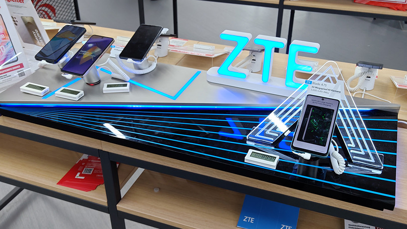 ドイツの家電量販店でiPhoneより目立つ勢いで頑張っているのはZ…（スマホ沼） 画像