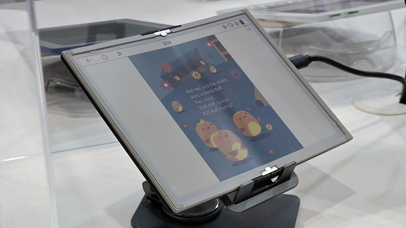 これぞ本。カラーEインク搭載の折りたたみ電子ブックリーダーをCOMPUTEXで発見（スマホ沼） 画像