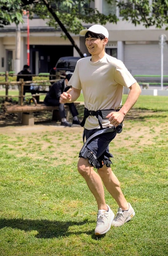 『攻殻』着想の外骨格パワードスーツHypershell Xレビュー　「電動アシスト自分の脚」は運動不足を救うか 画像