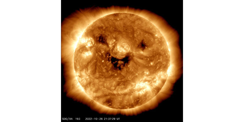 NASAが「笑う太陽」の写真公開。黒い部分は太陽風の吹き出し口 画像