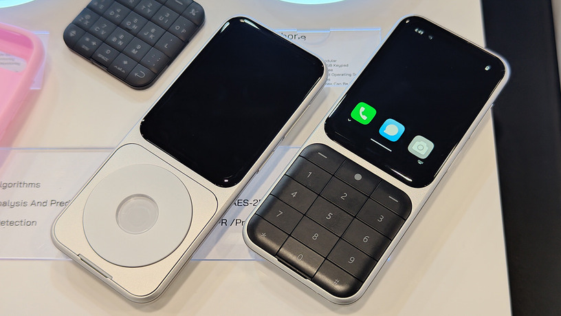 キーパッドがiPod風になるモジュール式ガラホをCESで発見（スマホ沼） 画像