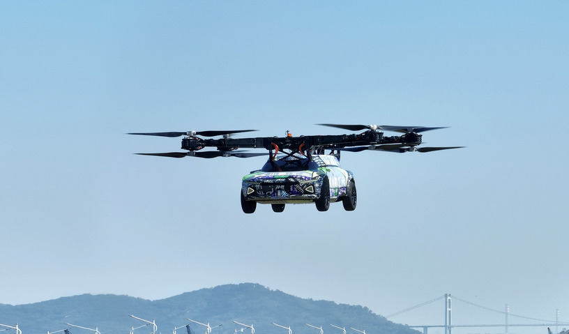 「空飛ぶ電気自動車」Xpeng AeroHT X3 が初飛行。重さ約2トンの車体が浮上 画像