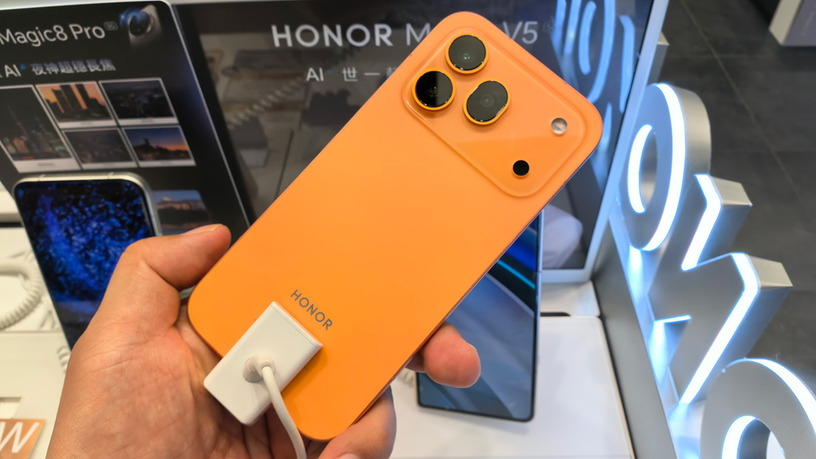 それでも「iPhone風デザイン」をやめられないHONORのそっくりAIスマホ(山根康宏) 画像