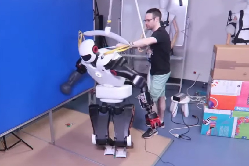 壁に手をついて転倒を避ける人型ロボット、フランスの研究チームが公開 画像