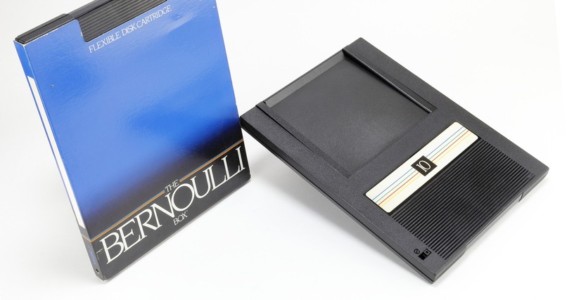 Iomega社初の製品、ベルヌーイ効果を利用した8インチ磁気ディスク「Bernoulli Disk」（10～20MB、1982年頃～）：ロストメモリーズ File013 画像