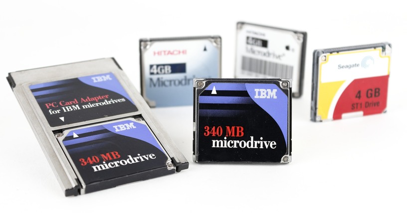 低価格で大容量を実現。CFサイズの超小型HDD「マイクロドライブ」(340MB~、1999年頃~):ロストメモリーズ File017 画像
