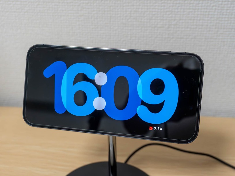 iOS 17の新機能「スタンバイモード」をベルキンのMagSafe充電スタンドで試す(西田宗千佳) 画像