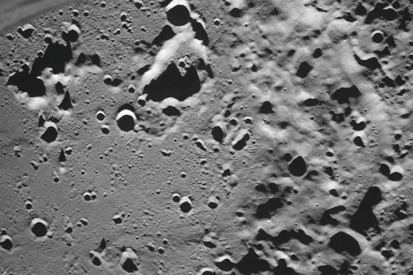 ロシアの月面探査機『ルナ25号』から最初の月表面の写真が到着。数日のうちに着陸へ 画像