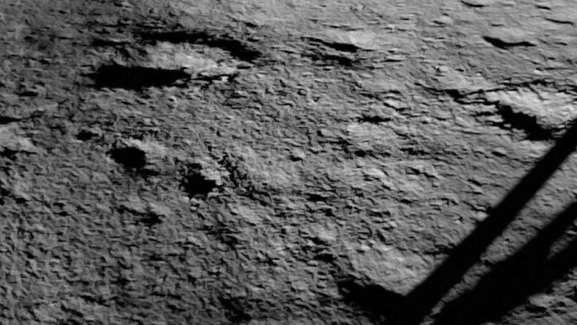 インド、月面着陸に成功。チャンドラヤーン3号着陸機による月の南極付近の写真を公開 画像