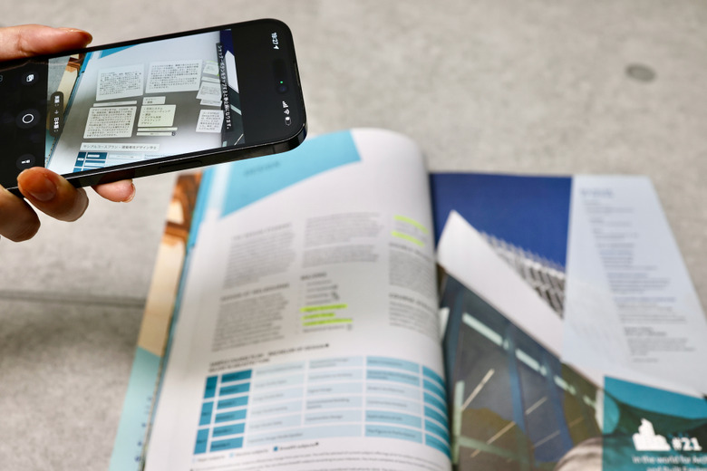iPhoneでリアルタイム翻訳。短期集中連載「iPhoneを使いこなすiOS 17徹底活用術」。ネットなしでも翻訳アプリのカメラに映すだけ（村上タクタ）