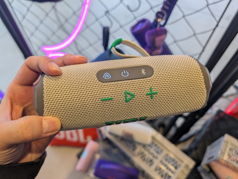 人気のモバイルスピーカーにAIで音質進化した新モデル「JBL Flip 7 & Charge 6」登場