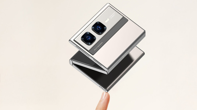 フリップ式三つ折りスマホこそ、アクションカムを内蔵するのにピッタリでは？（スマホ沼）