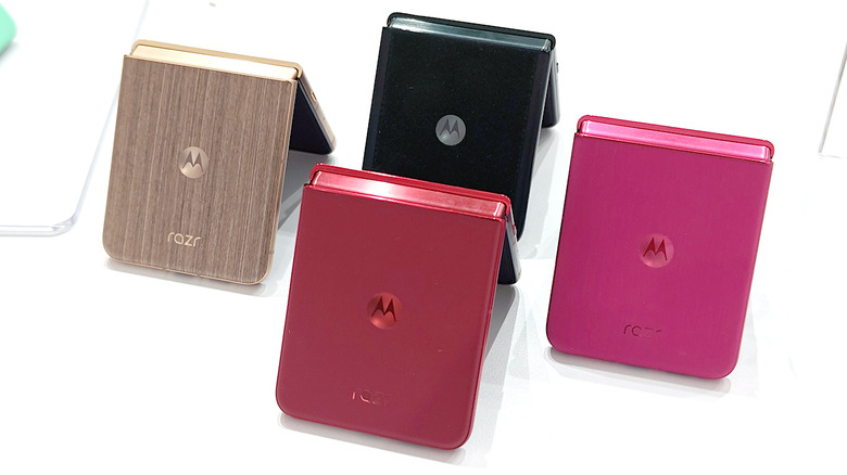 モトローラから発表ホヤホヤの「razr 60」シリーズ実機を隅々チェック。さらに魅力的な新デバイスも（スマホ沼）