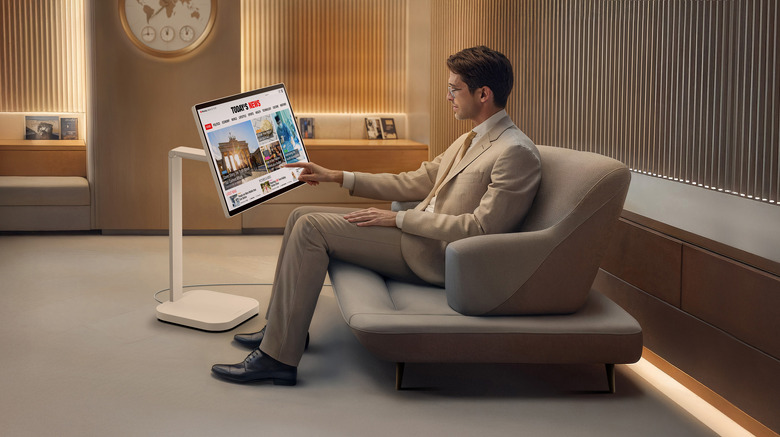 またクラファンのLGスマートモニター「移動式アームスタンド」で家中どこでも画面のLG Smart Monitor Swingに進化。早割価格で販売