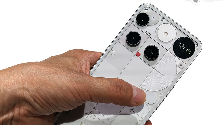 Nothing Phone (3) 実機を最速チェック。背面LEDから丸窓のドット表示に。更なる謎ボタン、そしてヘッドフォンも（スマホ沼）