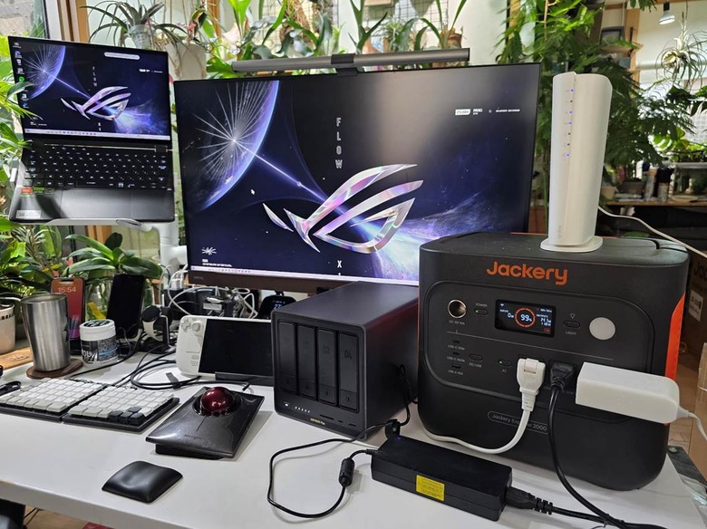 PCとディスプレイを丸1日稼働。日常使いポータブル電源の実力を本気で検証してみた