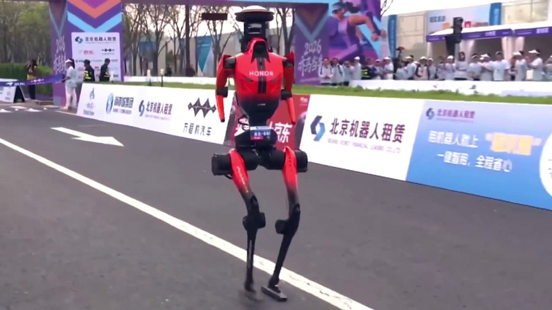 スマホからフィジカルAIへ。人型ロボットマラソン大会で優勝したHONORの描く未来(山根康宏)