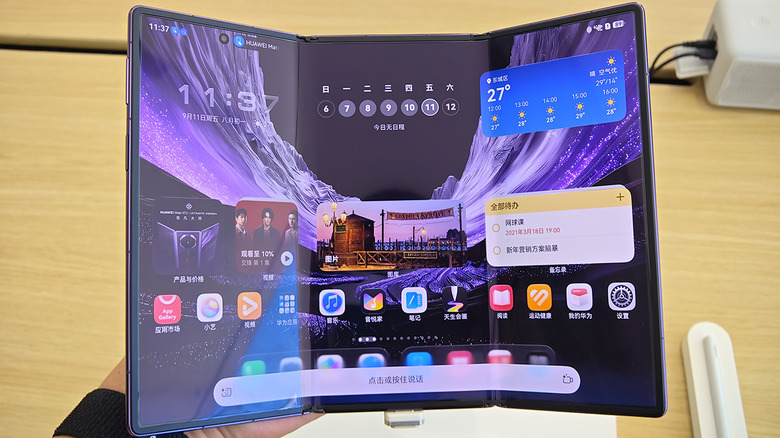 3つ折りスマホ「Huawei Mate XT 2 Ultimate Design」実機ハンズオン、サムスンGalaxy Z TriFoldと比較　G型で新時代到来
