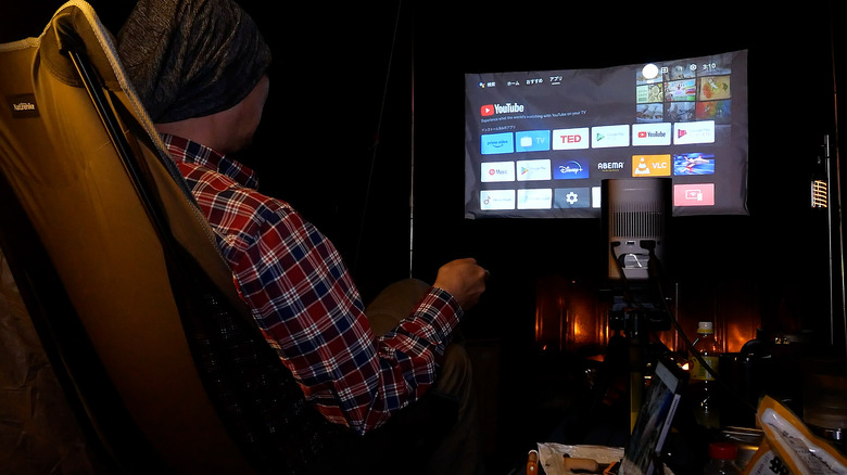 MoGo 2 Pro動画レビュー。据置き型だけど持ち出せる、Android TV搭載ミニプロジェクターをキャンプで試した