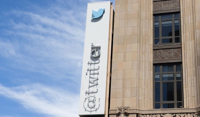 Twitter、Xへ改名を警察に止められ「er」に。看板撤去の混乱で通報