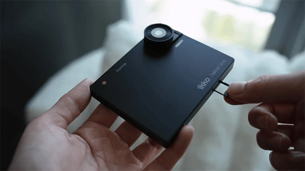 スクエアデザインの変態AIスマホは一部データ通信無料でQWERTYキーボードにも対応（スマホ沼） 画像