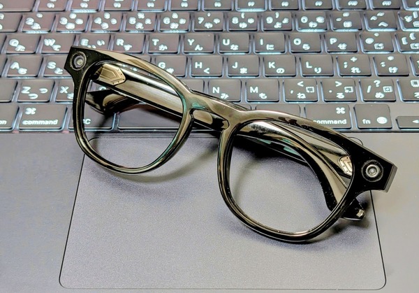 Looktech AIスマートグラスを試す。AIに見せて訊くカメラ搭載、「ジェネリック レイバンメタ」に留まらない工夫も 画像