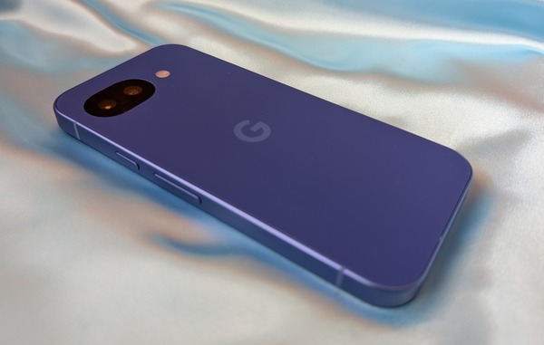カメラの出っ張りがなくなった完全フラットPixel 10aで古くからのiPhoneユーザーに転向を促してみた（Google Tales） 画像