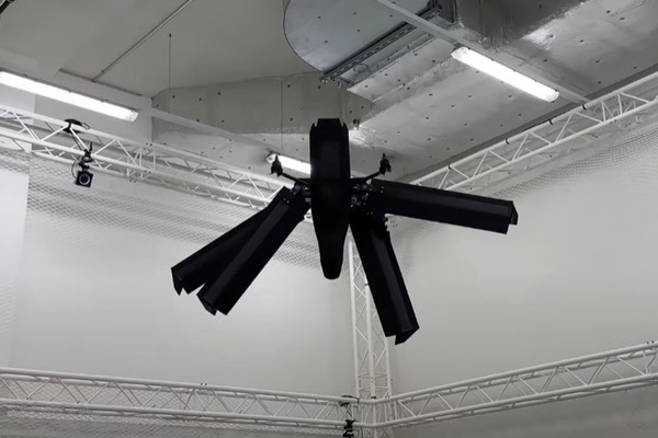 風を読み、バッテリー消費を抑える変形ドローン「Morpho」。高所検査用など想定 画像