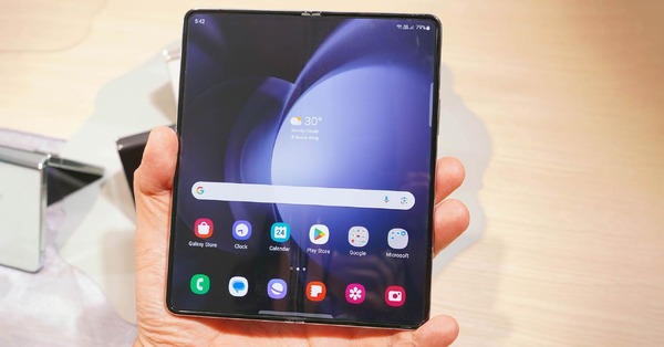 Galaxy Z Fold5 / Flip5ハンズオン。ヒンジの隙間がなくなり薄型化、ISP改善でカメラの画質向上に期待（石野純也） 画像