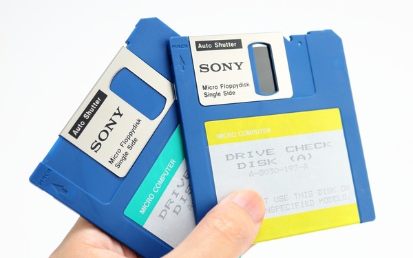 手動シャッター開閉にも対応した初期の3.5インチフロッピーディスク（容量437.5KB/500KB・1983年頃～）：ロストメモリーズ File001 画像