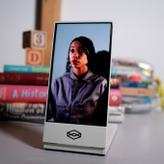 スマホサイズの裸眼3Dディスプレイ「Looking Glass Go」3万8000 スマホサイズの裸眼3Dディスプレイ「Looking Glass Go」3万8000
