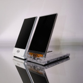 現実の魔法具、iPhoneサイズの立体映像装置「Looking Glass Go」。2台