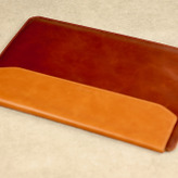 スタンドになる本革ノートPCスリーブ n max n Fleeveレビュー。肩こり