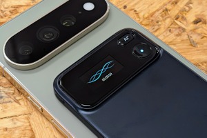 無料で文字起こし無制限のAIレコーダ Comu Action Pro発売　6マイクで70時間録音、議事録からフォローメールや資料作成まで手伝う「AIワークメイト」 画像