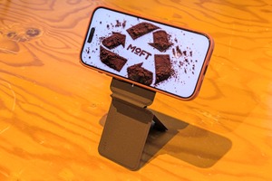 MOFT「珈琲の香りスマホスタンド」？を買ってみた。定番「七変化」にコーヒーかす由来の新素材、仄かに甘いカフェの匂い　ノート用スリーブケース兼スタンドも 画像