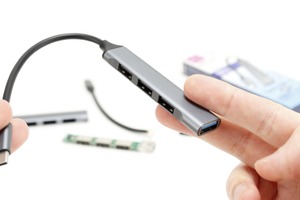 ダイソーの550円USB 3.0薄型ハブを分解したら興味深い仕様だった。「ゆっくり挿入は遅い」も検証： #てくのじ何でも実験室 画像