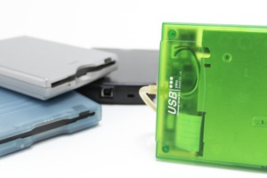 Y-E DATAとTEACが標準化を頑張ったUSB FDD（1.44MB、1998年頃～）：ロストメモリーズ File023 画像