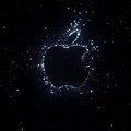 「iPhone 14」は衛星通信対応、圏外でも緊急通報できる？「Far Out」の夜空は衛星を示唆する説も