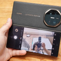 世界初の三つ折りスマホHUAWEI Mate XT実機ハンズオン。薄さに驚き、課題は40万円超の価格と重さと… (石野純也)