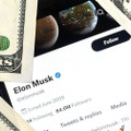 イーロン・マスク、再びTwitter買収に方針転換。「裁判とその他のすべての手続き延期」が条件