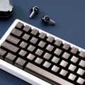 【読者プレゼント】フルメタル交換キーキャップAwekeysが早割価格のクラファン終了間近。チタンと金の光沢、滑らかな感触と打鍵音の変化も楽しめる